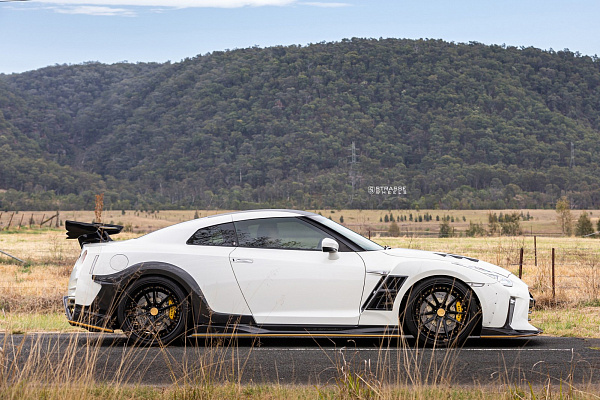 Фото дисков Strasse Wheels SV1 Deep Concave FS Черный глянец на Nissan GT-R