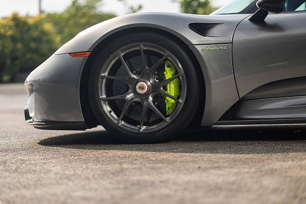 Фото дисков HRE P101 Глянцевый темный лак на Porsche 918 Spyder