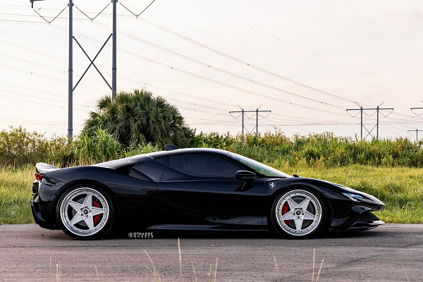 Фото дисков Strasse Wheels F5 Track Глянцевый лак на Ferrari SF90