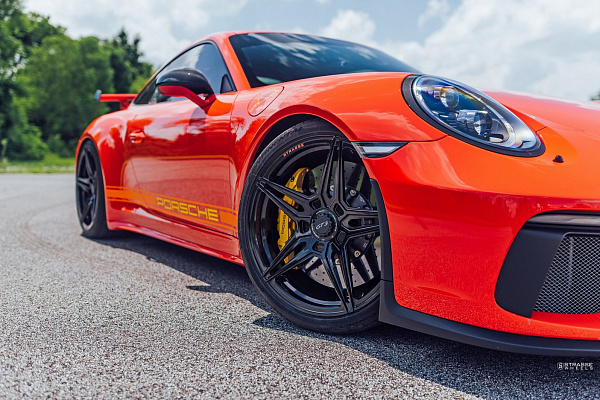 Фото дисков Strasse Wheels SV2 Deep Concave Monoblock Черный глянец на Porsche 911 VII