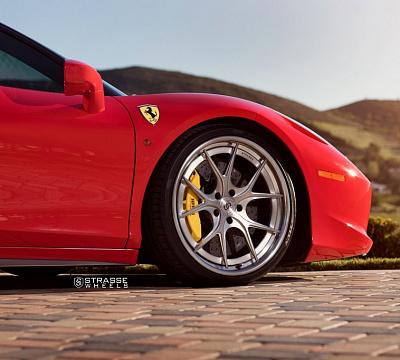 Фото дисков Strasse Wheels SM5R Deep Concave FS на Ferrari 458