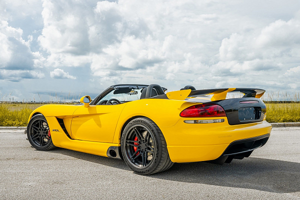 Фото дисков Strasse Wheels SV2-6 Deep Concave FS Черный матовый на Dodge Viper