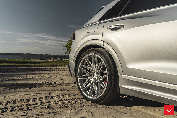 Фото дисков Vossen HF-7 Серебро на Audi Q8