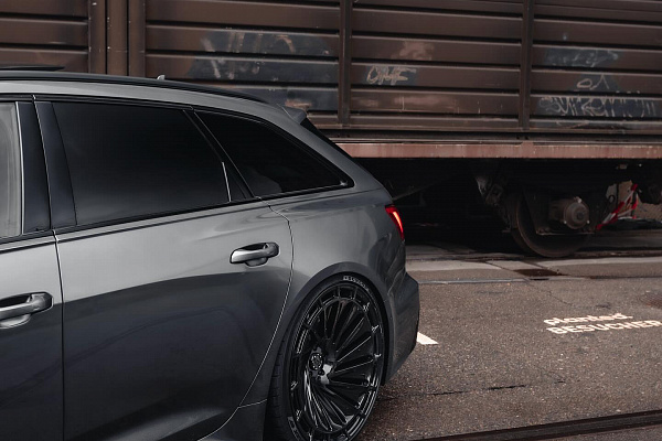 Фото дисков Radi8 R807 Черный глянец на Audi A/RS 6 (C8)
