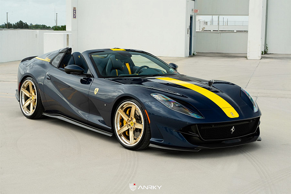 Фото дисков Anrky AN35 Глянцевое золото на Ferrari 812