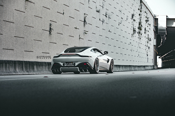 Фото дисков Strasse Wheels SV1T Deep Concave FS Другой цвет на Aston Martin Vantage 2