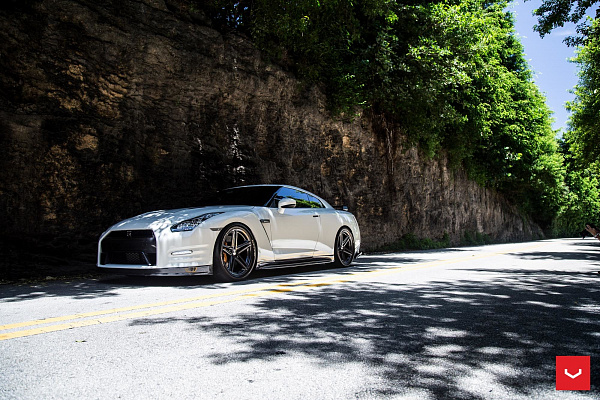 Фото дисков Vossen VFS-5 Глянцевый графит на Nissan GT-R