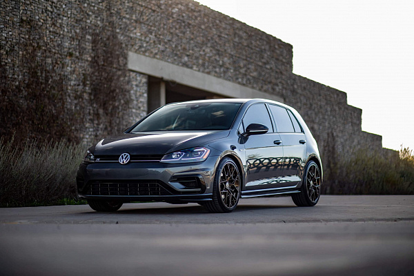 Фото дисков HRE FF10 Глянцевая темная бронза на Volkswagen Golf VIII
