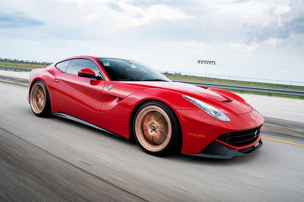 Фото дисков Strasse Wheels SV5 Deep Concave Duoblock Сатиновое золото на Ferrari 812
