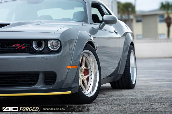 Фото дисков BC Forged LE53 // MLE53 Глянцевая шампань на Dodge Challenger III
