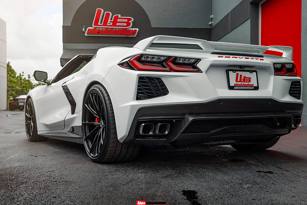Фото дисков HRE P104SC Черный глянец на Chevrolet Corvette C8
