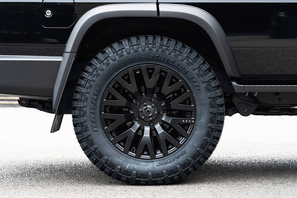 Фото дисков Kahn G22 DC Черный сатин на Toyota Land Cruiser 70