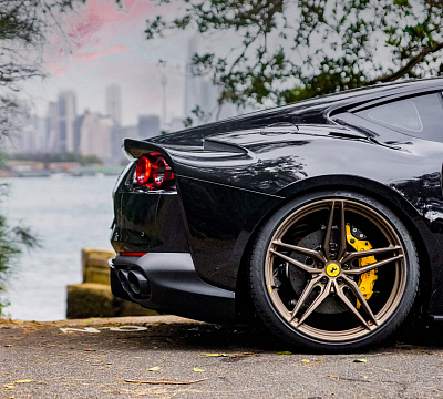 Фото дисков HRE P107SC на Ferrari 812
