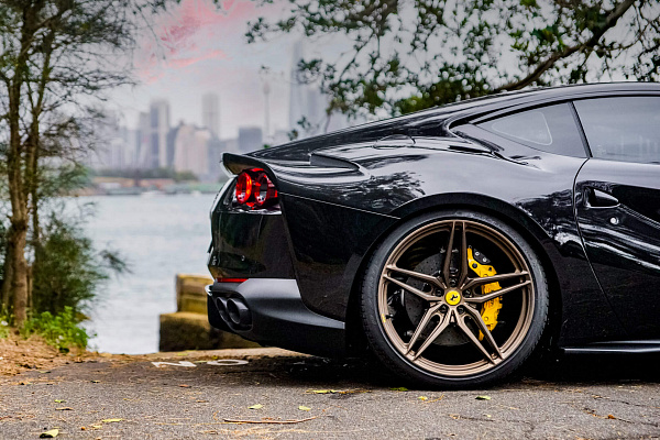 Фото дисков HRE P107SC Сатиновая бронза на Ferrari 812