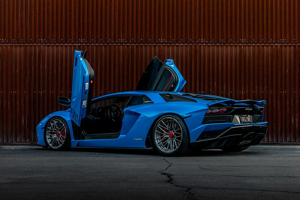Фото дисков Brixton Forged VL4 Сатиновый темный лак на Lamborghini Aventador
