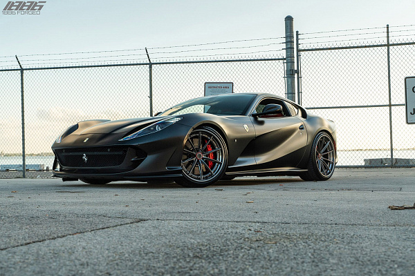 Фото дисков 1886 Wheels G010 Глянцевый темный лак на Ferrari 812