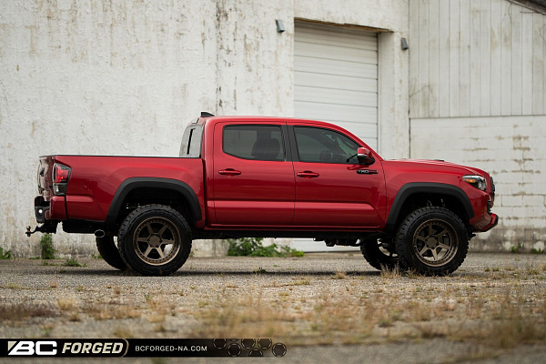 Фото дисков BC Forged LE61 // MLE61 Сатиновая бронза на Toyota Tacoma III