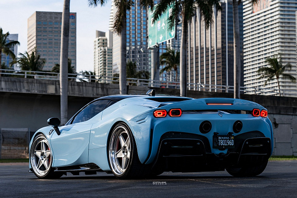 Фото дисков Strasse Wheels F5 Track Глянцевый лак на Ferrari SF90