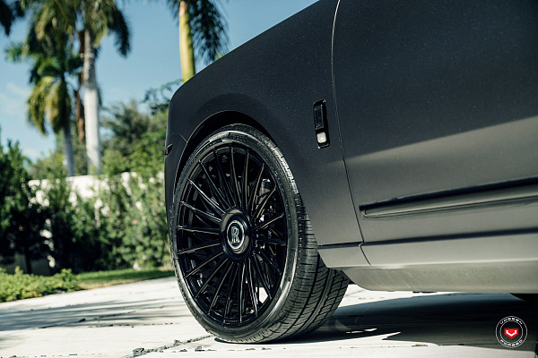 Фото дисков Vossen S17-15T Черный глянец на Rolls-Royce Cullinan