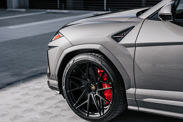 Фото дисков Brixton Forged PF8 Черный глянец на Lamborghini Urus