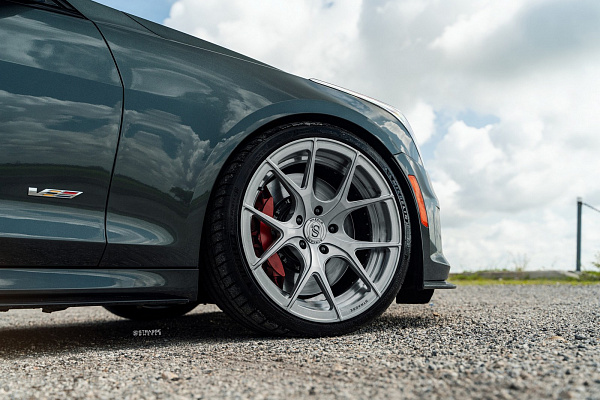 Фото дисков Strasse Wheels SM5R Deep Concave Duoblock Глянцевый темный лак на Cadillac ATS
