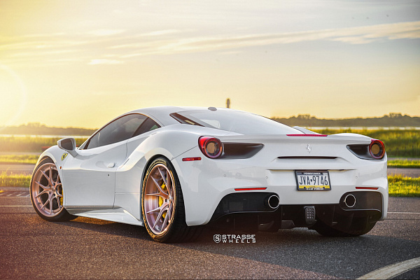Фото дисков Strasse Wheels SM5R Deep Concave FS Сатиновая темная медь на Ferrari 488