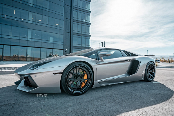 Фото дисков Strasse Wheels SM5R Deep Concave FS Черный матовый на Lamborghini Aventador