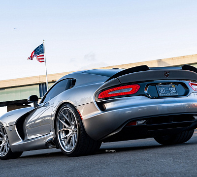Фото дисков Strasse Wheels SM6R Deep Concave FS на Dodge Viper