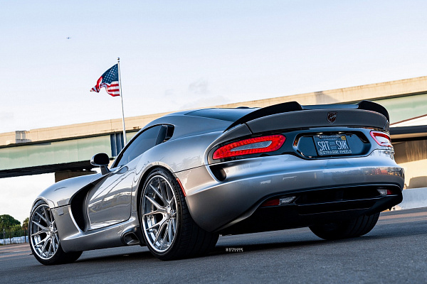 Фото дисков Strasse Wheels SM6R Deep Concave FS Глянцевый лак на Dodge Viper