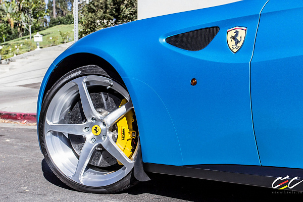 Фото дисков CEC C884 Глянцевый лак на Ferrari FF