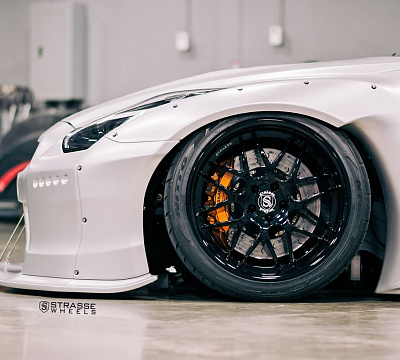 Фото дисков Strasse Wheels SV8 Signature на Nissan GT-R