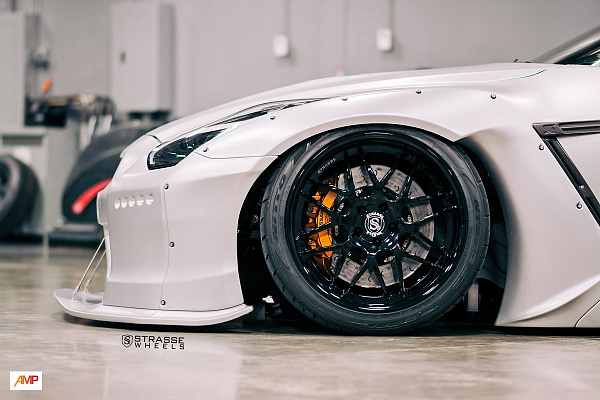 Фото дисков Strasse Wheels SV8 Signature Черный глянец на Nissan GT-R