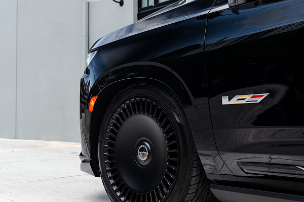 Фото дисков Brixton Forged LX16 Черный сатин на Cadillac Escalade V
