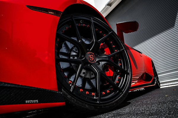 Фото дисков Strasse Wheels SM5R Deep Concave Duoblock Черный сатин на Lamborghini Huracan