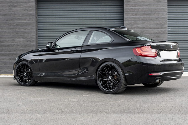 Фото дисков Bola FLV Черный глянец на BMW 2/M2 (F22/F87)