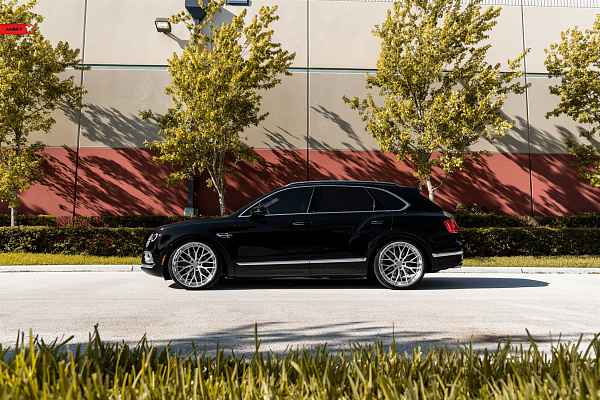 Фото дисков Anrky AN30 Глянцевый лак на Bentley Bentayga