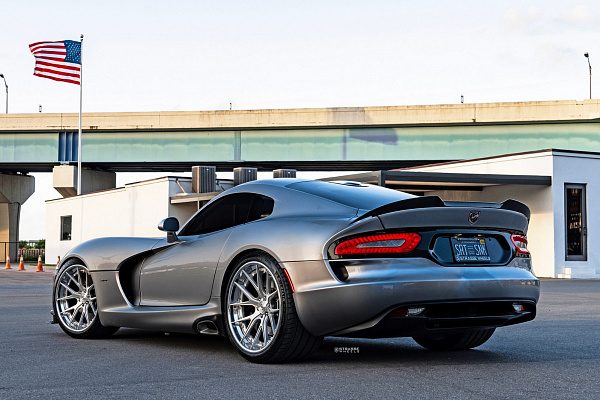 Фото дисков Strasse Wheels SM6R Deep Concave FS Глянцевый лак на Dodge Viper