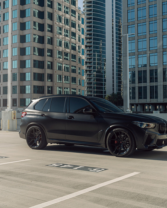 Фото дисков EVO-4 Черный глянец на BMW X5/X5 M (G05/G18/F95)