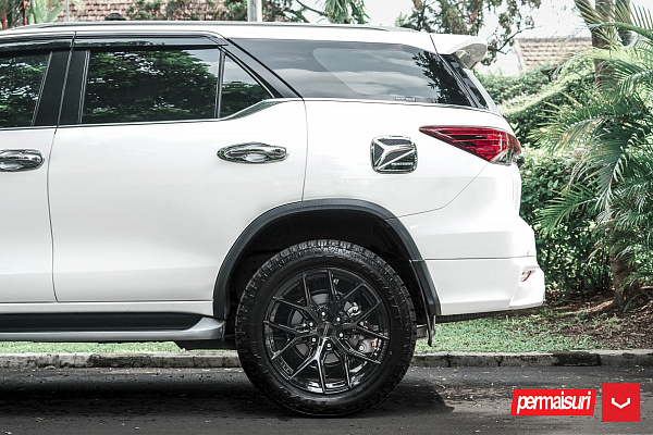 Фото дисков Vossen HF6-4 Черный глянец на Toyota Fortuner II
