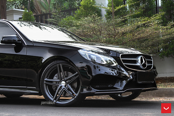 Фото дисков Vossen VFS-5 Глянцевый графит на Mercedes-Benz E-Class (W212, S212, C207)