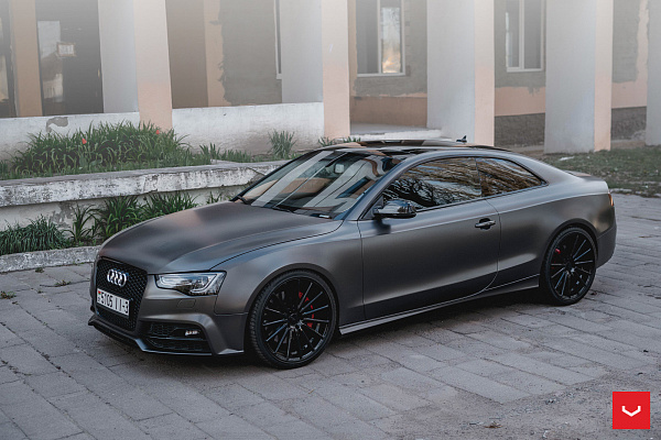 Фото дисков Vossen VFS-2 Черный глянец на Audi A/S/RS 5 (8T)