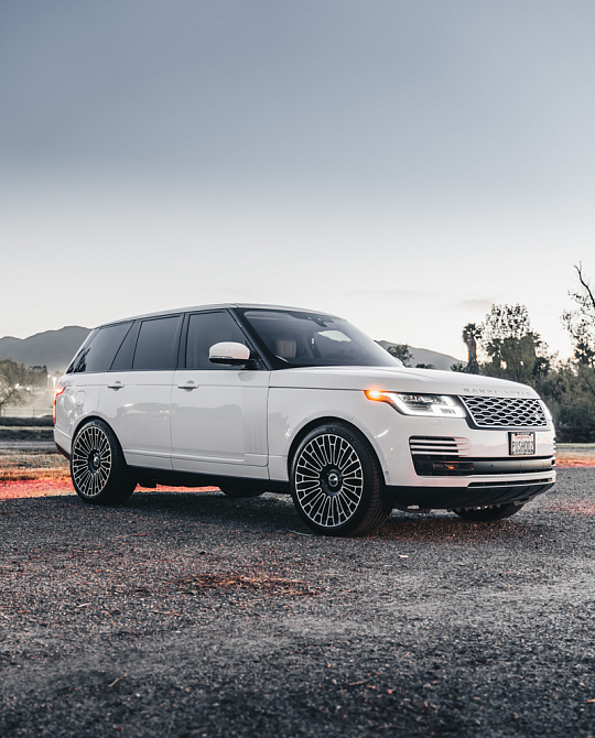 Фото дисков LX01 Алмазная проточка на Range Rover IV