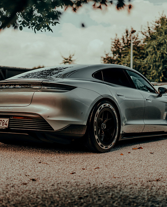 Фото дисков PF7 Aerotech Черный сатин на Porsche Taycan I