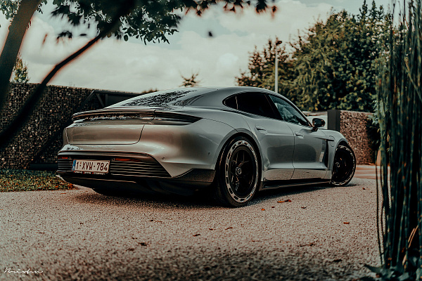Фото дисков Brixton Forged PF7 Aerotech Черный сатин на Porsche Taycan I