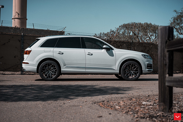 Фото дисков Vossen HF-2 Сатиновый графит на Audi Q7 (4M)