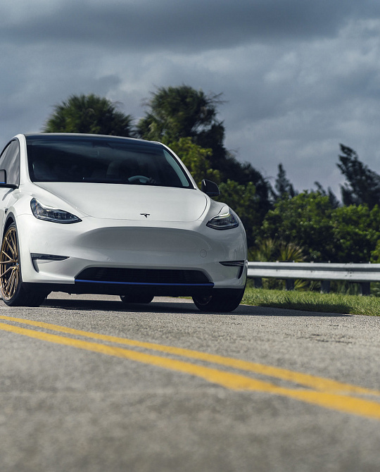 Фото дисков M-X4T Глянцевое темное золото на Tesla Model Y