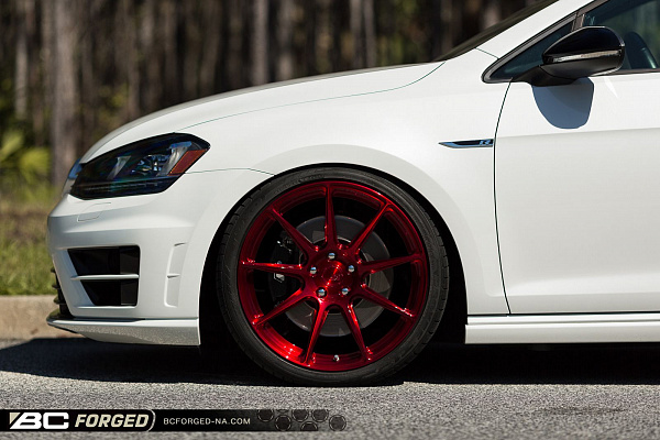 Фото дисков BC Forged RZ39 Красный глянец на Volkswagen Golf VII