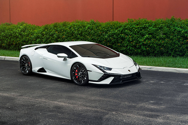 Фото дисков HRE P200 Черный глянец на Lamborghini Huracan