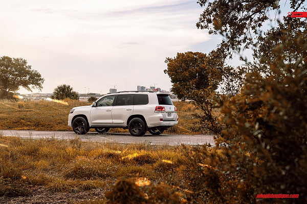 Фото дисков Anrky AN35 Черный сатин на Toyota Land Cruiser 300