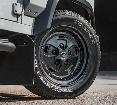 Фото дисков Kahn Rostyle Inspired RS на Land Rover Defender I